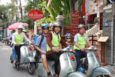 Tour de la vida nocturna de Sai Gon por Vespa Vintage