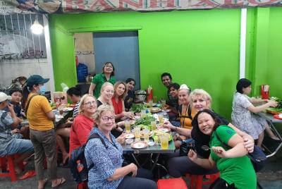 Aventura privada de comida Ho Chi Minh en moto con estudiantes lo