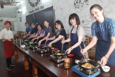 Chef Vu Cooking Class Plus Market Trip en Saigon Center (recogida