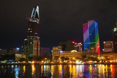 Espectáculo nocturno de títeres de agua y visita a la torre finan
