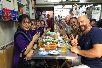 Tour privado de comida callejera de Ho Chi Minh en moto con la ji