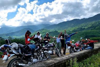 Una cascada secreta en moto (7:00 AM - 2:00 PM) Una cascada secreta en moto (7:00 AM - 2:00 PM)