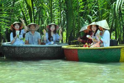 Hoi An paseo en bote y almuerzo de mariscos en la familia de pesc Hoi An paseo en bote y almuerzo de mariscos en la familia de pesc