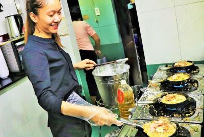 Royal City Street Eats by Cyclo tour en Historic Hue Royal City Street Eats by Cyclo tour en Historic Hue