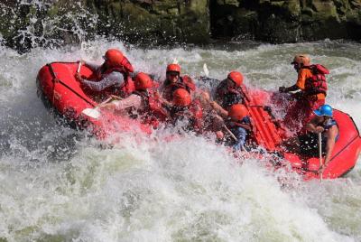 Rafting y natación bajo las cataratas