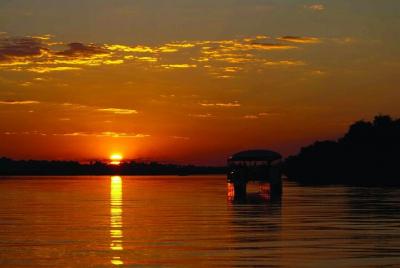 Crucero en barco por el río Zambezi al atardecer en las cataratas