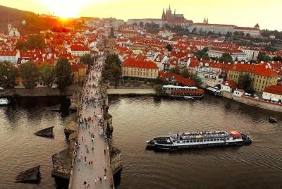 Crucero de noche por Praga con cena bufé y música en directo Crucero de noche por Praga con cena bufé y música en directo