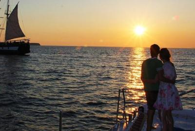 Crucero en catamarán a vela en Santorini con barbacoa y bebidas a Crucero en catamarán a vela en Santorini con barbacoa y bebidas a