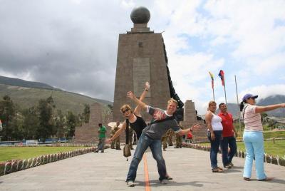 Excursión de día completo al Monumento Mitad del Mundo desde Quit