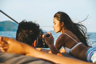 Crucero con cena al atardecer en yate catamarán