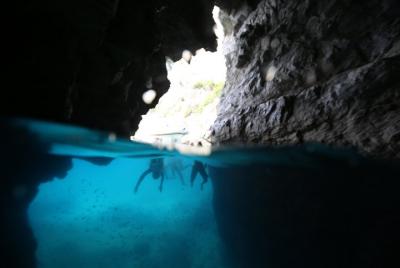 Excursión en barco a los grupos pequeños de la Cueva Azul desde D