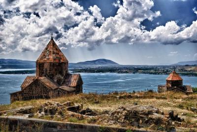 Tour en grupo: Tsaghkadzor (Kecharis, teleférico), lago Sevan, cl