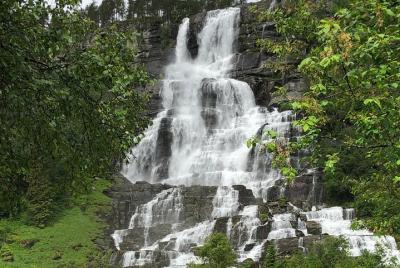 Visita guiada a Nærøyfjorden, Flåm y Stegastein - Crucero por el  Visita guiada a Nærøyfjorden, Flåm y Stegastein - Crucero por el