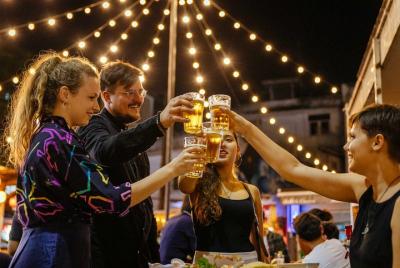 Excursión privada: Mercado nocturno y visita del templo con un gu