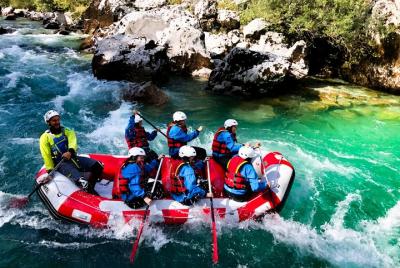 Rafting en los rápidos del río Soča en Bovec, Eslovenia