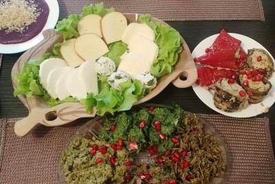 Lección y comida auténtica de cocina georgiana con un dúo de madr