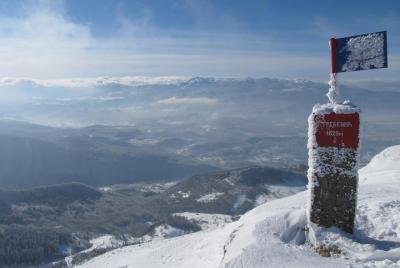 Raquetas de nieve en la montaña Trebevic desde Sarajevo