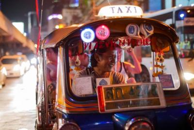 Recorrido gastronómico nocturno de 4 horas por Bangkok en tuk tuk