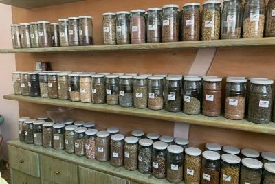 Descubrimiento de una herbolaria y tienda conceptual marroquí de  Descubrimiento de una herbolaria y tienda conceptual marroquí de