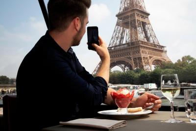 Crucero con almuerzo por el río Sena en Bateaux Parisiens con mús Crucero con almuerzo por el río Sena en Bateaux Parisiens con mús
