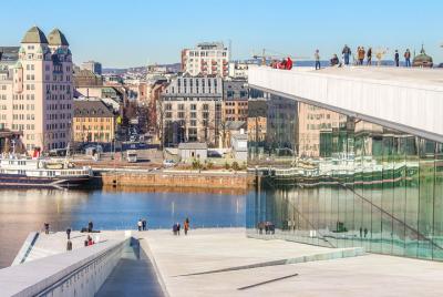 Paseo arquitectónico de Oslo con un local Paseo arquitectónico de Oslo con un local