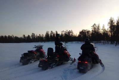Excursión en moto de nieve y pesca en hielo (tour privado)