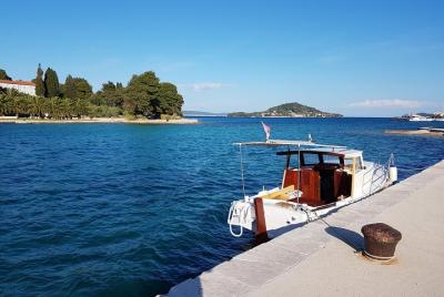 Tour de medio día en barco de madera tradicional a las islas cerc