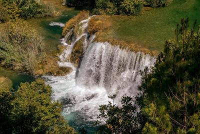Excursión de un día a las cascadas de Krka y visita a Sibenik des