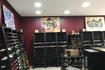 Degustación de vinos en una bodega a pocos pasos del arco del tri Degustación de vinos en una bodega a pocos pasos del arco del tri