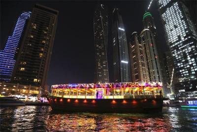 Cena romántica en un crucero por la marina