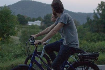 Excursión escénica en bicicleta eléctrica en las montañas