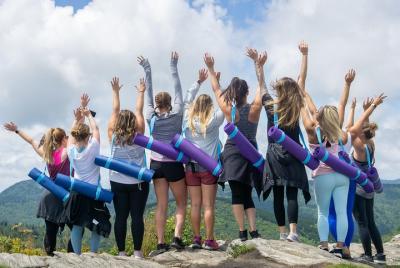 Caminata de yoga y meditación en la cima de la montaña en Ashevil