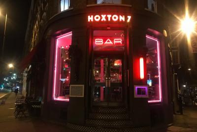 ¡Emocionante escena del club el día de San Patricio el 17 de marz