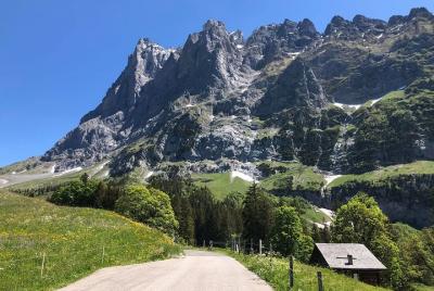 Día de bicicleta de carretera o montaña