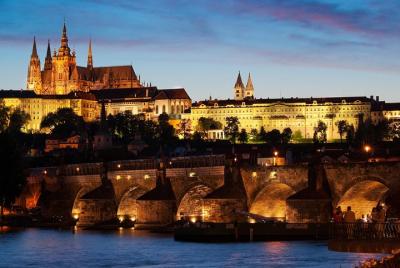 Visita nocturna a Praga y crucero con cena por el río Vltava Visita nocturna a Praga y crucero con cena por el río Vltava