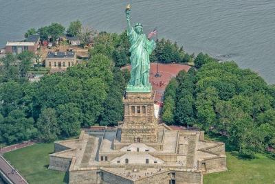 Tour a la Estatua de la Libertad & Ellis Island.  Tour a la Estatua de la Libertad & Ellis Island.