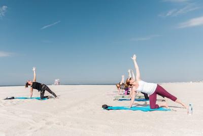 Clase de yoga en la playa en Cape May Clase de yoga en la playa en Cape May