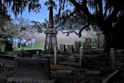 Visita guiada nocturna a pie por el fantasma y el cementerio de C Visita guiada nocturna a pie por el fantasma y el cementerio de C