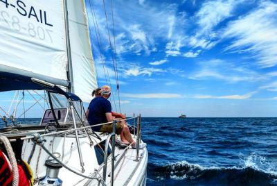 Excursión privada en barco a vela y visita turística por el lago  Excursión privada en barco a vela y visita turística por el lago
