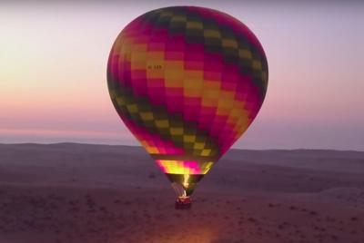 Hermoso desierto de Dubai en globo aerostático Hermoso desierto de Dubai en globo aerostático