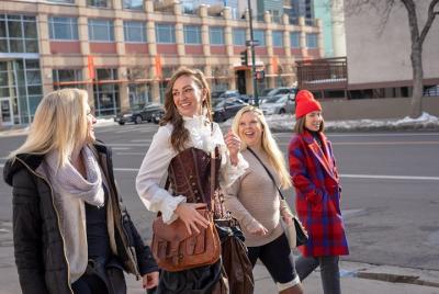 Tour Enaguas, Pistolas y Pubs