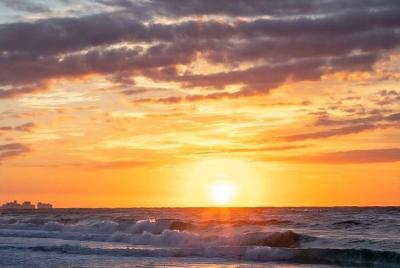 Relajante crucero por la mañana al amanecer Relajante crucero por la mañana al amanecer