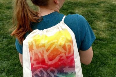 Cree su propia mochila con cordón con tinte solar en Estes Park Cree su propia mochila con cordón con tinte solar en Estes Park