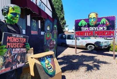 Sin colas: entrada para el museo de monstruos de Tom Devlin Sin colas: entrada para el museo de monstruos de Tom Devlin