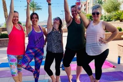 Clase de yoga en Las Vegas de 1 hora y degustación de cócteles Clase de yoga en Las Vegas de 1 hora y degustación de cócteles