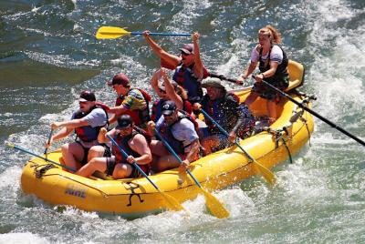 Excursión de rafting de aguas bravas de día completo en el río Sa