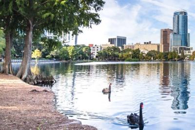 Recorrido autoguiado a pie con audio por el lago Eola en Orlando Recorrido autoguiado a pie con audio por el lago Eola en Orlando