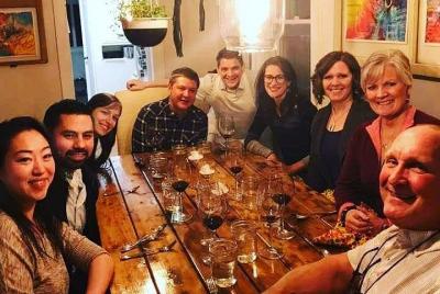 Menú de degustación estadounidense moderno de 5 platos en las ciu