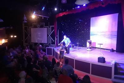 Espectáculo de magia y comedia protagonizado por Michael Bairefoo Espectáculo de magia y comedia protagonizado por Michael Bairefoo