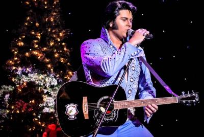 Entrada a la Navidad con Elvis protagonizada por Alex Mitchell Entrada a la Navidad con Elvis protagonizada por Alex Mitchell